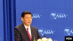 Seorang anggota parlemen Selandia Baru melakukan unjuk rasa saat kunjungan Wapres Tiongkok Xi Jinping.
