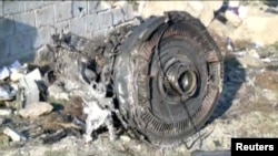 Pesawat Boeing 737-800 milik maskapai Ukraina jatuh di Teheran, Iran, 8 Januari 2020. (Foto: Iran Press/Handout via REUTERS).