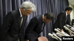 Presiden Mitsubishi Tetsuro Aikawa menyampaikan permintaan maaafnya pada sebuah konferensi pers di Tokyo, Jepang (20/4). 