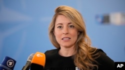 Menteri Luar Negeri Kanada Melanie Joly tiba di pertemuan menteri luar negeri anggota NATO di Bucharest, Rumania, pada 29 November 2022. (Foto: AP/Andreea Alexandru)