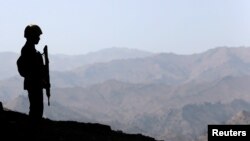 Seorang tentara Pakistan berjaga di sepanjang pagar perbatasan di pos perbatasan Kitton yang berbatasan dengan Afghanistan, di Waziristan Utara, Pakistan, 18 Oktober 2017.