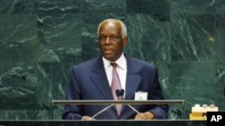 David Mendes desafia José Eduardo dos Santos a processá-lo