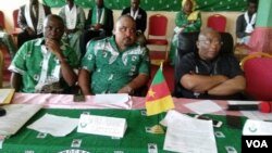 Josuah Osih, candidat au sein du parti Social Democratic Front, contre le chef de file de l'opposition John Fru Ndi, lors d'une conférence de presse à Douala, le 28 janvier 2018. (VOA/Emmanuel Jules Ntap)