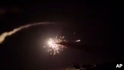 Esta captura de fotograma de un video provisto por la agencia de noticias oficial siria SANA muestra misiles volando hacia el cielo cerca de Damasco, Siria, el martes 25 de diciembre de 2018. 