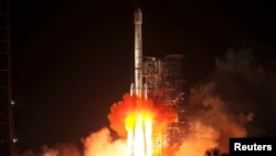 Roket Long March-3B membawa kendaraan penjelajah bulan Chang'e-3 meluncur dari Pusat Peluncuran Satelit Xichang, provinsi Sichuan, Senin dini hari (2/12). (Reuters/China Daily)