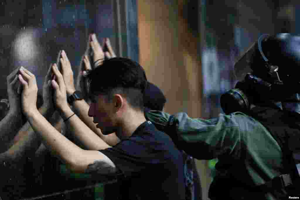 La policía dijo que los "alborotadores" usaron líquidos corrosivos en Tuen Mun, en el oeste de los Nuevos Territorios, "hiriendo a múltiples oficiales de policía y reporteros". 