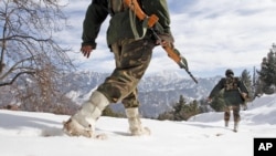 Tentara India berpatroli dekat garis perbatasan yang memisahkan wilayah Kashmir yang dikuasai India dan Pakistan. (AP/Mukhtar Khan)