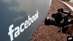 Logo Facebook di kantor pusat Facebook di Menlo Park, California.