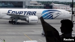Un avion de la compagnie aérienne Egyptair à l'aéroport de Londres le 20 mai 2016.