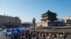中国陕西西安民众排队接受新冠病毒检测。（2021年12月21日）