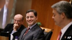 Federal Communications Commission Chairman Julius Genachowski (C) delivers remarks before the commission voted to adopted controversial Net neutrality rules December 21, 2010 in Washington, DC.