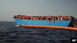 Sebuah kapal penuh sesak mengangkut para migran di Laut Tengah di lepas pantai Libya bulan lalu (foto: ilustrasi). 