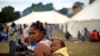 Une immigrante, son enfant sur le dos, vit dans un camp des réfugiés en Afrique du Sud, où elle fui la violence xénophobes des autochtones à Durban, mercredi 15 avril 2015