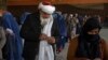 Afganos reciben dinero del Programa Mundial de Alimentos en Kabul, Afganistán, el 20 de noviembre de 2021.