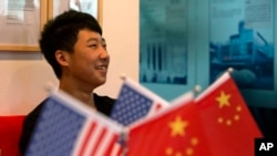 一名中国学生坐在北京一家教育机构大堂里