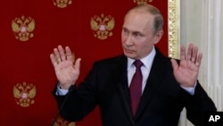 Le président russe Vladimir Poutine lors d'une conférence de presse conjointe avec son homologue italien Sergio Mattarella après une réunion au Kremlin à Moscou, en Russie, le 11 avril 2017.