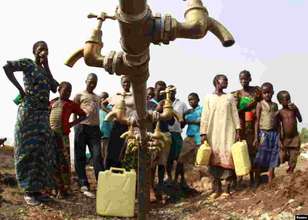 Pengungsi Kongo berkumpul di sekitar keran air kering di kamp transit Bukanga di kota Bundibugyo, sekitar 375 km sebelah barat daya ibukota Kampala, Uganda.