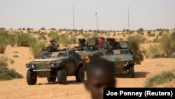 Des soldats français de l'opération barkhane patrouillent au nord de Tombouctou, Mali, 6 novembre 2014. 