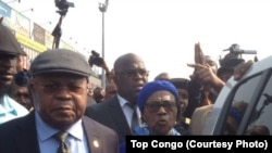 Etienne Tshisekedi, opposant historique et leader de l’Union pour la démocratie et le progrès social (UDPS), à gauche, accompagné de son épouse, Marthe Tshisekedi, à gauche, et des cadres de son parti, a atterri à l’aéroport international de N’Djili à son