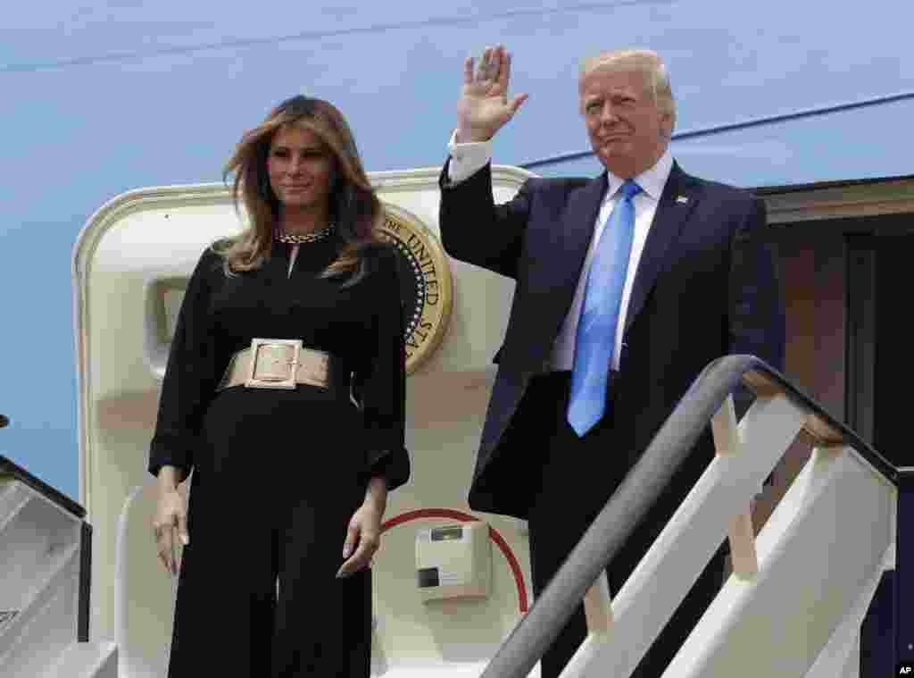 Le couple présidentiel américain salue au sortir de l’avion - Ryad, 20 mai 2017.