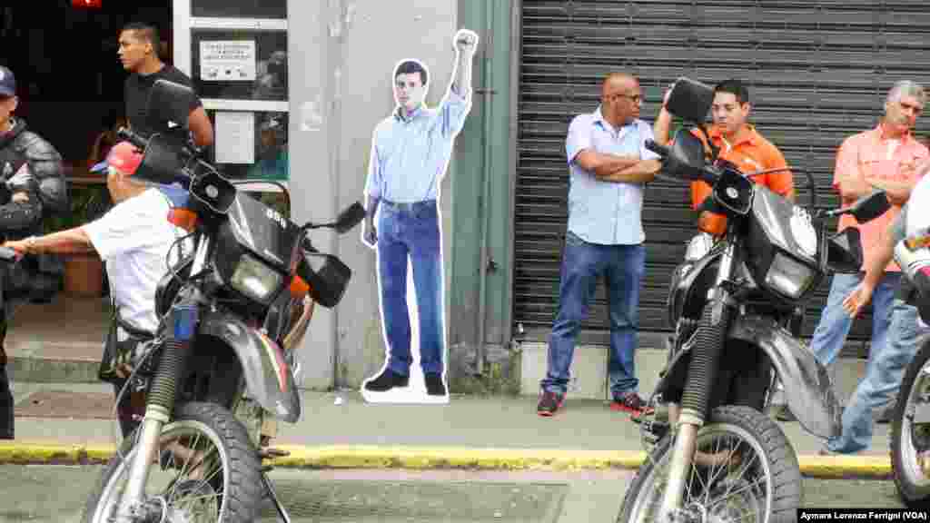 A López se le acusó de instigación pública, agavillamiento (asociación para delinquir), daños a la propiedad e incendio por los hechos violentos que se produjeron al término de una marcha que él convocó el 12 de febrero, que dejó un saldo de tres personas fallecidas y varios heridos.