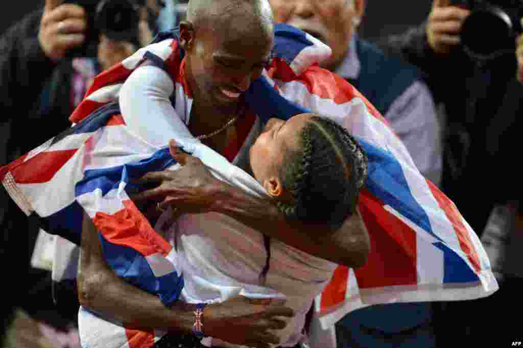 Pelari Inggris, Mohamed Farah merayakan kemenangan dengan puterinya, Rihanna, setelah memenangkan nomor 10.000 meter putera dan meraih medali emas.