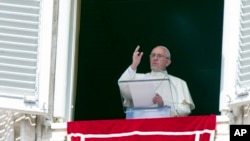 Le pape François prononce sa bénédiction au cours de l'Angélus depuis la fenêtre de son studio à la place St. Pierre, au Vatican, 6 septembre 2015. 