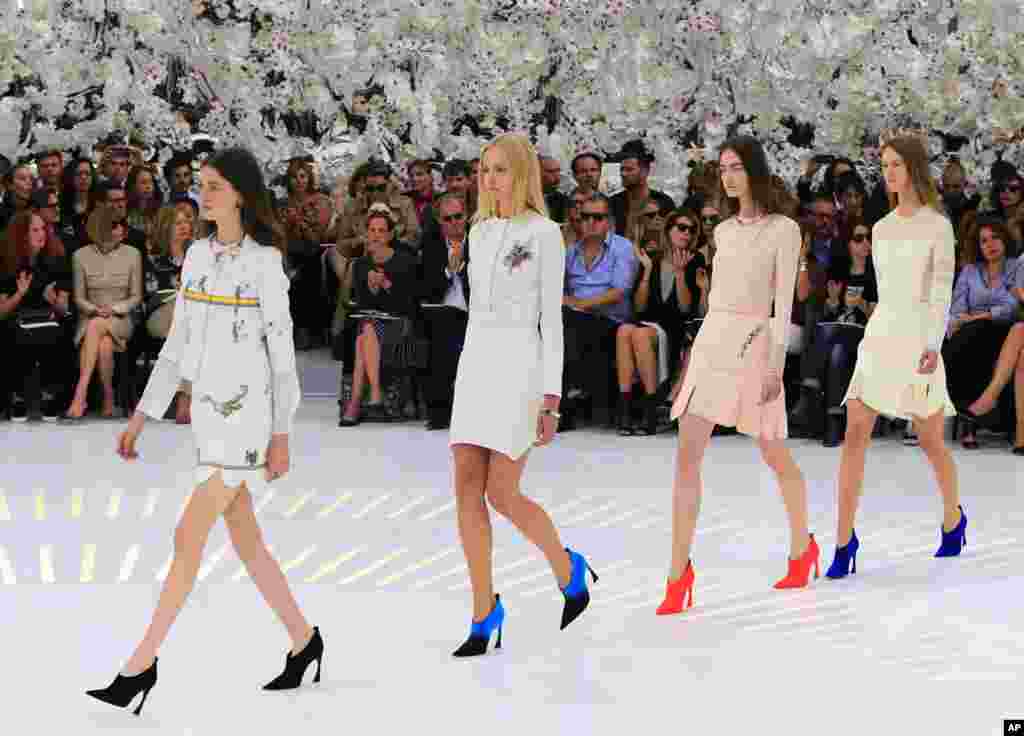 Para model mengenakan baju rancangan desainer Raf Simons di Paris, Perancis.