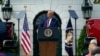 Trump se dirige a los asistentes durante el evento 'Retirando regulaciones para ayudar a todos los estadounidenses', celebrado en los jardines de la Casa Blanca. 
