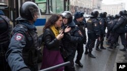 La police tente d'arrêter une femme dans une artère principale de la ville de Moscow, en Russie, le 2 avril 2017. 