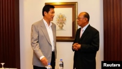 Pimpinan Dewan Keamanan Nasional Thailand Paradorn Pattanathabutr (kiri) berbincang dengan Ketua Dewan Penasehat Perdamaian untuk perbatasan propinsi wilayah Selatan, Aziz Benhawan, sebelum menggelar rapat pembicaraan damai pertama dengan Barisan Revolusi Nasional Thailand (BRN) di Kuala Lumpur (28/3).