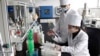 Los trabajadores de la fábrica de jabón Ryongaksan fabrican desinfectantes en Pyongyang, Corea del Norte, el 19 de marzo de 2020.