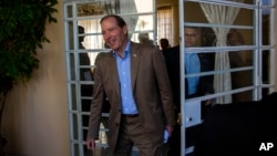 Senator AS Tom Udall tiba untuk memberikan keterangan pers di Havana, Kuba, Rabu (27/5).
