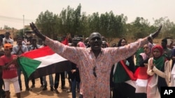 Un manifestant soudanais crie des slogans lors d'une manifestation contre le conseil militaire, à Khartoum (Soudan), le 30 juin 2019.