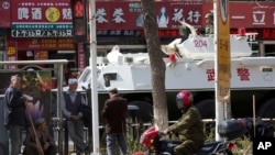 2014年5月1日，中國新疆烏魯木齊發生暴力事件之後，當地加強了治安保衛力量。圖為市內街道上停留的武警裝甲車。