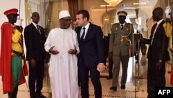 Le président français Emmanuel Macron, à droite, marche à côté de l'ancien président malien Ibrahim Boubacar Kaita lors d'un sommet du G5 Sahel, à Bamako, le 2 juillet 2017.