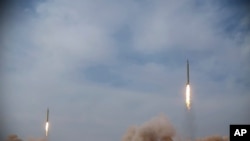 伊朗革命衛隊從伊朗境內發射彈道導彈。（2021年1月16日）