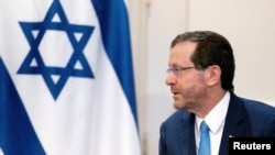 Presiden Israel Isaac Herzog menghadiri pertemuan dengan Menteri Luar Negeri AS Antony Blinken di Washington, pada 25 Oktober 2022. (Foto: Stefani Reynolds/Pool via Reuters)