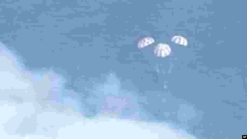 Sur cette image fixe de la NASA-TV, le vaisseau spatial Orion descend avant d'amerrir sur l'océan Pacifique vendredi 5 décembre 2014.