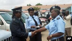 Elizabeth Frank "Bety" cumprimenta agentes do Comando Provincial de Luanda