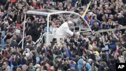 Paus Fransiskus menyapa jemaat di lapangan Basilika Santo Petrus di Vatikan, 5 April 2015. 