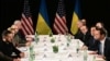 Le vice-président américain JD Vance, le secrétaire d'État américain Marco Rubio et le président ukrainien Volodymyr Zelensky lors d'une rencontre en marge de la Conférence de Munich sur la sécurité, le 14 février 2025. AFP / Tobias Schwarz