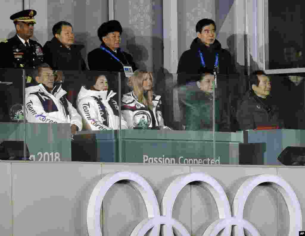 平昌冬奥会闭幕式上的贵宾:前排左起:韩国总统文在寅,韩国总统夫人金正淑,美国总统川普的女儿伊万卡,中国副总理刘延东。后排左三:朝鲜劳动党副委员会长金英哲。