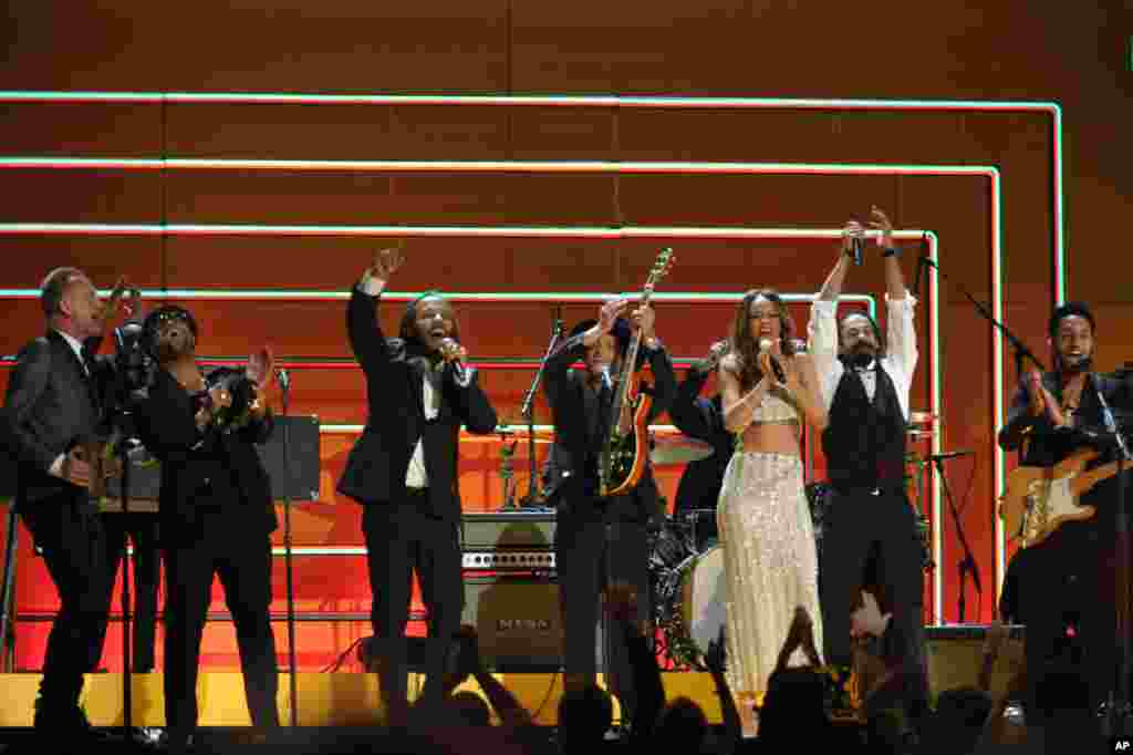 Sting, Ziggy Marley, Bruno Mars, Rhianna y Damian Marley durante su actuación en los Grammy.