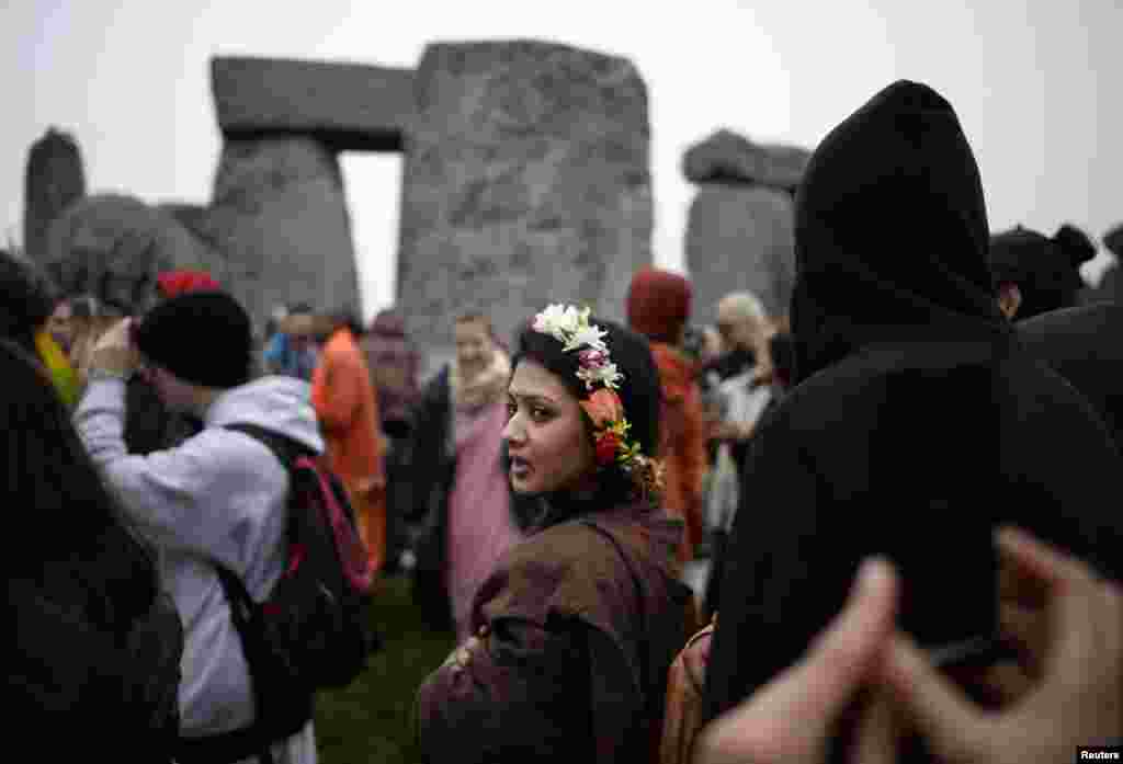  Orang-orang merayakan dimulainya musim panas di monumen kuno Stonehenge di dataran Salisbury di Inggris Selatan. Druids, sebuah kepercayan pagan yang bisa ditarik ke masa Britain Celtik, percaya bahwa Stonehenge adalah pusat spiritualisme lebih dari 2.000 tahun yang lalu.