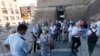 Los turistas son obligados a mostrar su 'pase verde' a las puertas de los Museos Vaticanos, el 6 de agosto de 2021.