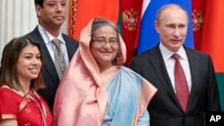 টিউলিপ সিদ্দিক (বাঁয়ে) ১২ বছর আগে খালা শেখ হাসিনার সাথে রাশিয়া সফর করেন। ছবিতে প্রেসিডেন্ট ভ্লাদিমির পুতিন এবং হাসিনার বড় ছেলে সজীব ওয়াজেদকে দেখা যাচ্ছে। ফাইল ফটোঃ ১৫ জানুয়ারি, ২০১৩।