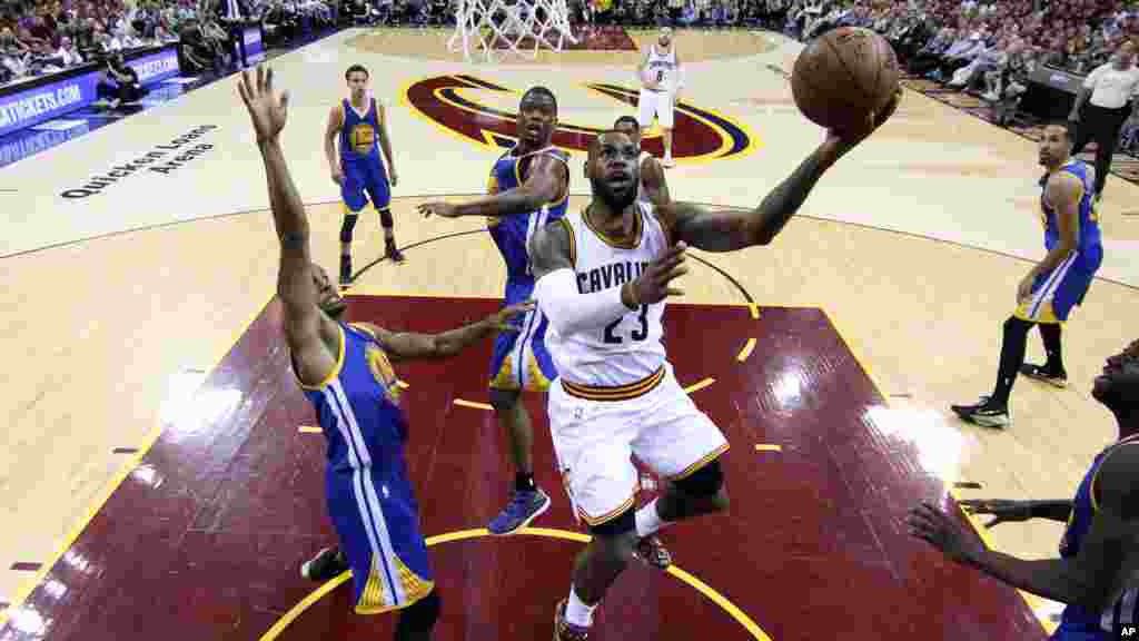 Lebron James, dan wasan Cleveland Cavaliers, zai jefa kwallo a gidan 'yan Golden State. 16, ga watan Yuni, 2015. 