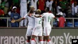 Aristide Bance du Burkina, à gauche, jubile avec sesco-équipiers après un but lors de la CAN, Gabon, 1er février 2017.