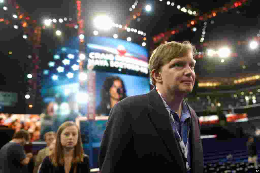 Manajer kampanye Presiden Barack Obama, Jim Messina, melihat-lihat tempat acara di Konvensi Nasional Partai Demokrat (3/9).
